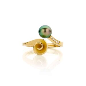 Handgemaakte 18 karaat gouden ring met roosje, tahiti parel en diamant