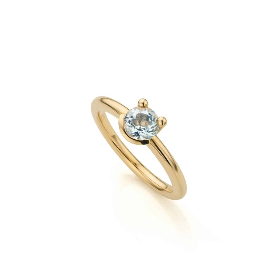 Gouden ring met lichtblauwe toermalijn in smiley zetting, uniek ontwerp door Nicoline van Boven