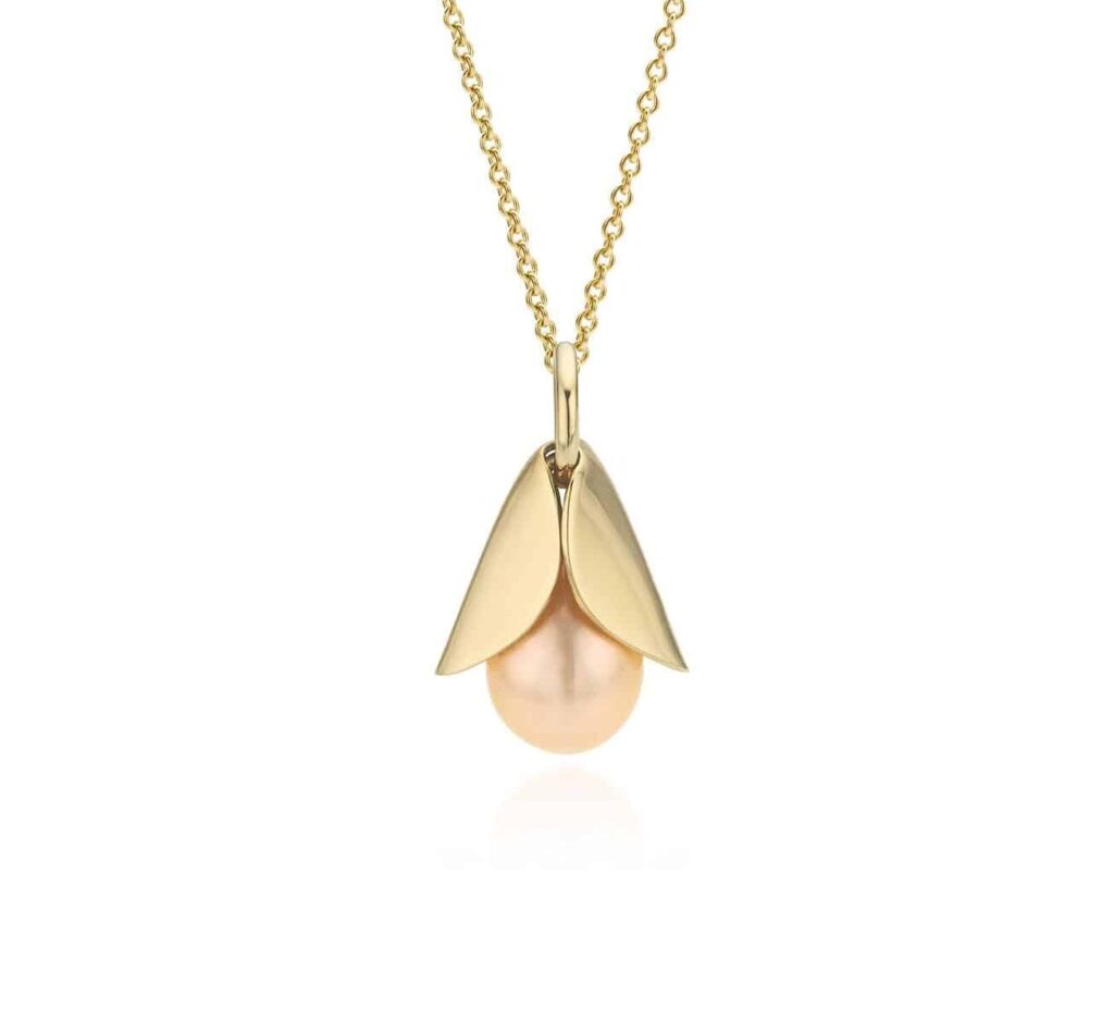 Handgemaakte 14 karaat gouden hanger met roze zoetwaterparel in gestileerde kelk, Nicoline van Boven, juweelontwerpster en goudsmid Zeeland