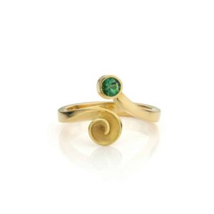 Handgemaakte 18 karaat gouden ring met roosje en groene toermalijn
