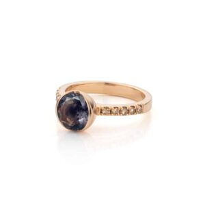 Handgemaakte 18 karaat rosé gouden ring met grijze toermalijn en champagne diamant